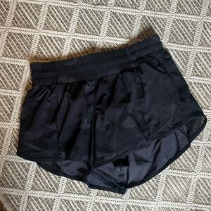 Lululemon hotty hot size 4, 2.5” inseam, black camo